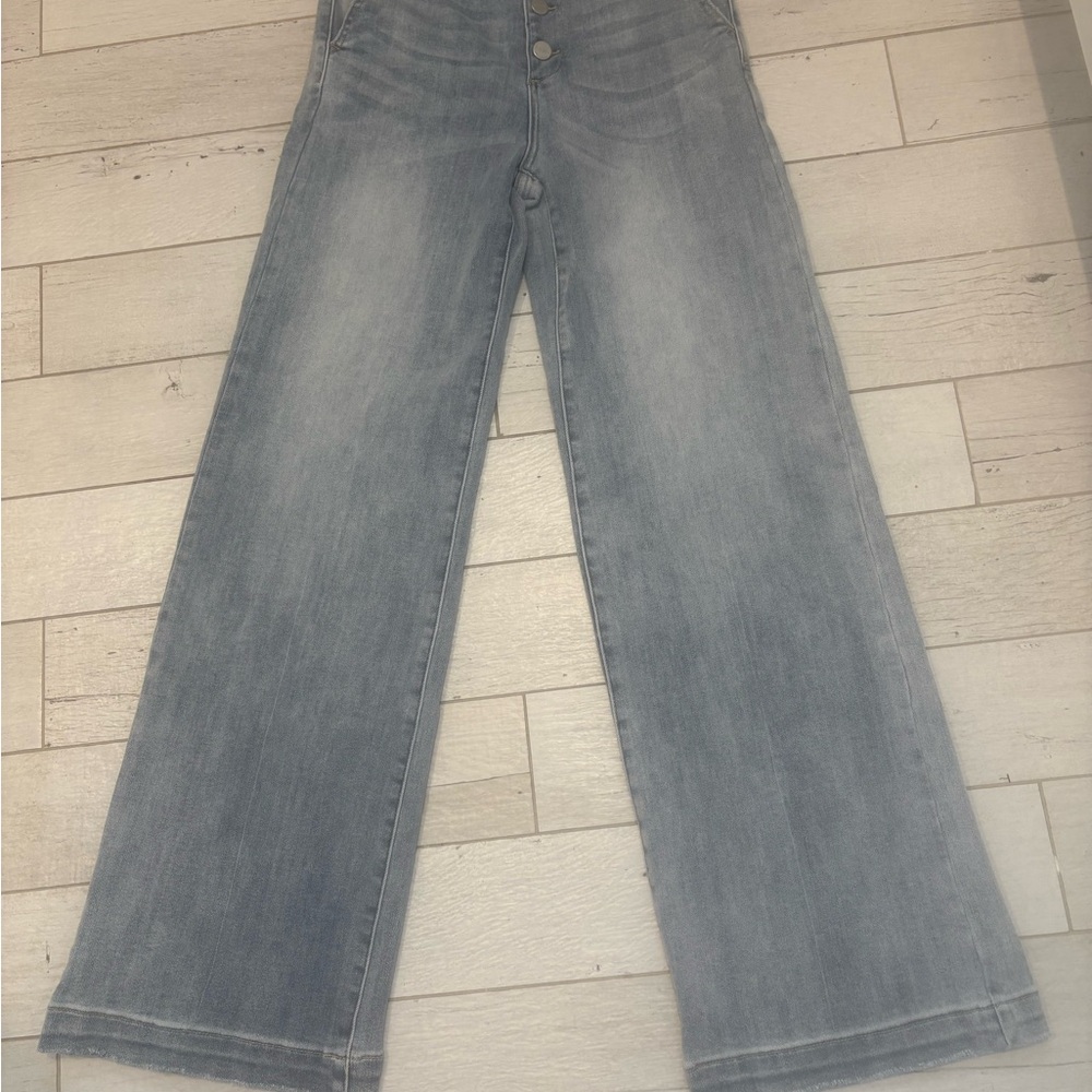 Gray Flare Wide Leg Jeans with Vintage Appeal
Great stretch